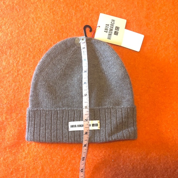 Anya Hindmarch Uniqlo collab brown 100% cashmere knitted beanie hat tuque NWT - Picture 8 of 8